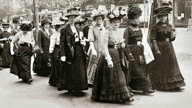 Berlin, 12. Mai 1912. Demonstration für das Frauen-Wahlrecht. Eine Gruppe von Demonstrantinnen auf dem Weg zum Versammlungsort. | Bild: picture alliance / akg-images 