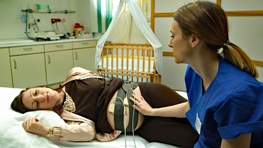 Hebamme betreut Schwangere bei Geburt | Bild: BR