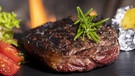 Ein appetitliches Steak - nicht nur für Vegetarier tabu. Auch auf Fleisch kann man allergisch sein. Nur treten die Symptome der Fleischallergie verzögert auf: Juckreiz, Ausschlag oder Atemnot - ausgelöst vom Alpha-Gal. | Bild: picture alliance / Zoonar | Bernd Juergens