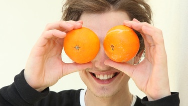 Marc mit Orangen vor den Augen | Bild: BR / Markus Konvalin