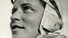 Flugpionierin Elly Beinhorn, hier um 1930. Mit 25 Jahren flog die Pionierin und Pilotin Elly Beinhorn als erste Frau alleine einmal rund um die Welt. Hier seht ihr die große Dame der deutschen Luftfahrt in Bildern. | Bild: picture alliance / akg-images / Fritz Eschen | akg-images / Fritz Eschen