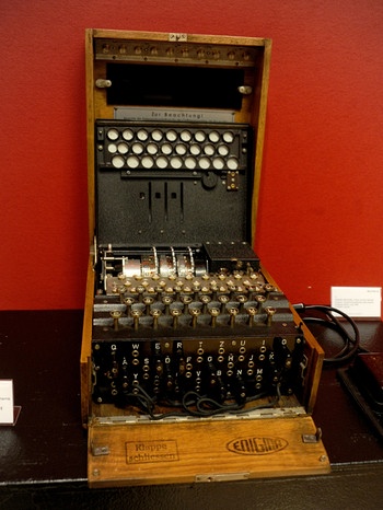 Eine Enigma Chiffriermaschine, wie sie von Alan Turing erfunden wurden. Enigma-Verschlüsselung kam im Zweiten Weltkrieg zum Einsatz.  | Bild: picture-alliance/ abaca / Dennis Van Tine 