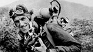 Edmund Hillary in Bergsteigerausrüstung und mit Sauerstoffgerät am 30. Juni 1953. Am 29. Mai 1953 schafften es Edmund Hillary und Tenzing Norgay auf den Gipfel des 8.848 Meter hohen Mount Everest. Ob sie wirklich die Ersten waren, denen die Erstbesteigung gelang? Zumindest waren sie die Ersten, die wieder lebendig vom höchsten Berg der Welt zurückkamen. | Bild: picture-alliance/dpa