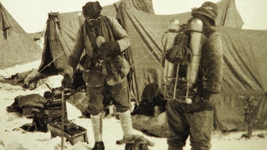 Die britischen Bergsteiger George Mallory und Andrew Irvine wollten 1924 den Gipfel des Mount Everest erklimmen. Das Foto vom Juni 1924 ist das letzte Foto von ihnen. | Bild: picture alliance/AP Images