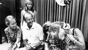 Thor Heyerdahl mit seiner zweiten Ehefrau (verdeckt von einem Affen) und seinen drei Töchtern. | Bild: picture-alliance/dpa