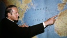 Thor Heyerdahl vor einer Weltkarte | Bild: picture-alliance/dpa