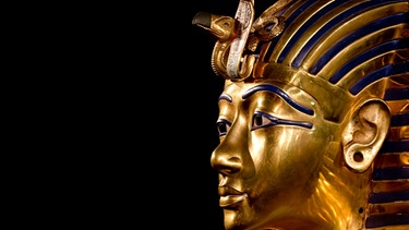 Zu sehen ist die goldene Maske von Tutanchamun im Profil. Der junge Pharao Tutanchamun ist die Ikone des Alten Ägypten. Die Entdeckung seiner Grabkammer, seiner Mumie mit der Goldmaske und den wertvollen Grabschätzen durch den Archäologen Howard Carter machten ihn weltberühmt. | Bild: picture alliance/dpa/Sven Hoppe