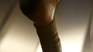 Die Nachbildung eines Kupferbeils, das Ötzi vor 5.000 Jahren bei sich getragen hat. | Bild: picture-alliance/dpa
