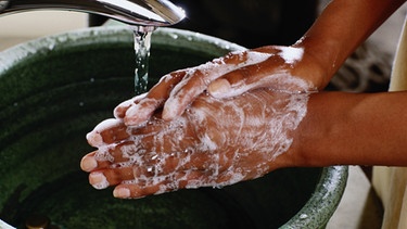 Frau wäscht sich die Hände | Bild: Getty Images
