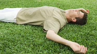 Bei Rückenschmerzen autogenes Training - Entspannung durch Autosuggestion (hier im Bild: Mann liegt mit geschlossenen Augen in einer Wiese) | Bild: colourbox.com
