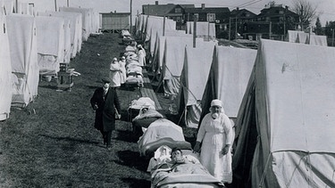 Spanisch Notlazarett in Zelten auf einer Grünfläche in Brookline, Massachusetts, USA im Jahr 1918  | Bild: picture alliance/akg-images