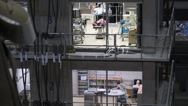 Krankenzimmer und Krankenzimmer im Erdbebensimulator E-Defense, dem weltgrößten Erdbebensimulator in Japan. | Bild: Jenny von Sperber