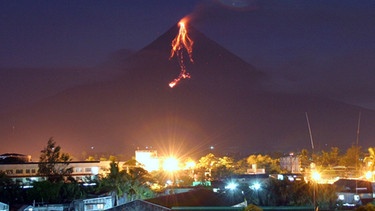 Ausbruch des Vulkans Mayon hinter der Stadt Legazpi, 19. Juli 2006 | Bild: picture-alliance/dpa
