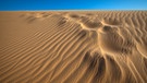 Sanddünen in der Sahara. Sand, Wind und Schwerkraft - das sind die drei Hauptfaktoren für die Bildung von beeindruckend geformten Sanddünen in Wüsten. | Bild: picture-alliance/dpa