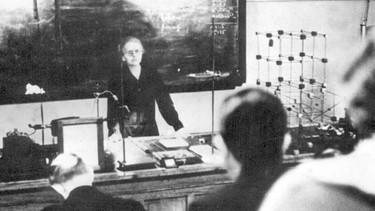 Marie Curie bei einer Vorlesung im Jahr 1927 | Bild: picture-alliance/dpa