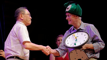 Nobelpreisträger Rich Roberts überreicht am 22. September 2016 den Ig-Nobelpreis an den Japaner Atsugi Higashiyama | Bild: Reuters (RNSP)