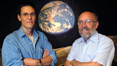 Die Schweizer Astronomen Michel Mayor (r) und Didier Queloz erhalten den Nobelpreis für Physik 2019 zur Hälfte. Die andere Hälfte geht an James Peebles (Kanada/USA). | Bild: dpa-Bildfunk/Laurent Gillieron