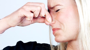 Frau hält sich die Nase zu und ekelt sich | Bild: colourbox.com