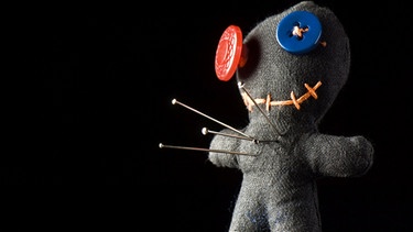 Mit dem Ig-Nobelpreis 2018 wurde eine Studie ausgezeichnet, die besagt, dass eine Voodoo-Puppe durchaus bei lästigen Chefs helfen kann. | Bild: colourbox.com