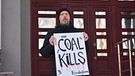 13.03.20: Der russische Umweltaktivist Wladimir Sliwjak von der Organisation Ecodefense demonstriert mit einem Schild "Coal Kills" (Kohle tötet). | Bild: pa/dpa/Christian Thiele