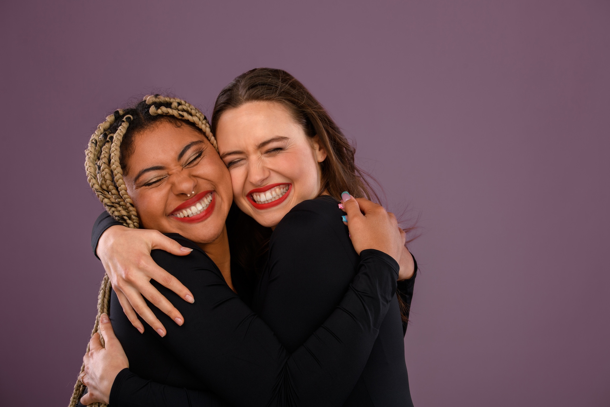 Zwei Freundinnen umarmen sich. Umarmt euch öfter - nicht nur zum Weltknuddeltag am 21. Januar! Warum Nähe ein Grundbedürfnis und Kuscheln gesund ist. | Bild: colourbox.com