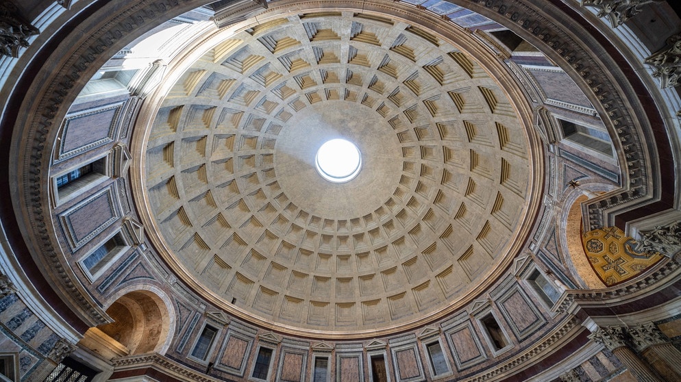 Der Kuppelbau des Pantheons in Rom mit einem Durchmesser von 43 Metern. Im Bild: Ein Blick in den Rundbau. Ohne Beton wäre er nicht realisierbar gewesen. | Bild: picture-alliance/dpa/Foto: Daniel Kalker