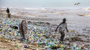 Plastikmüll am Meeres-Strand: Machen wir weiter so wie bisher, landen im Jahr 2040 etwa 2,5-mal so viele Plastikabfälle und Kunststoffe im Meer und in der Umwelt an Land, das zeigt eine aktuelle Studie. Entschiedene, schnelle Maßnahmen könnten die Plastik-Flut in die Meere und die Umwelt bis 2040 deutlich verringern.  | Bild: dpa-Bildfunk/Christian Thompson