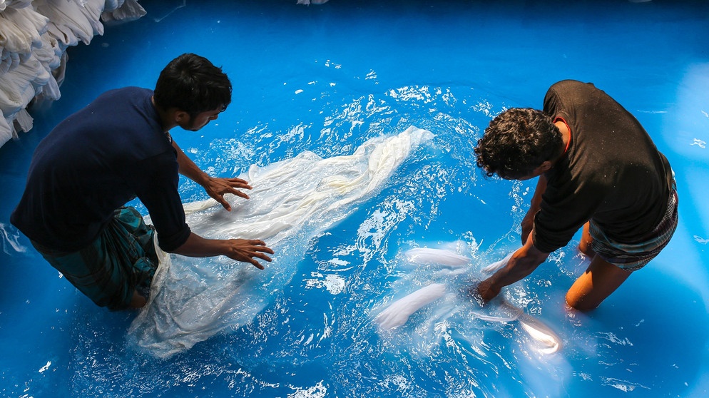 Arbeiter in einer Färbefabrik in Bangladesch. Auch die Textilindustrie ist ein wesentlicher Fakot bei dem Vebrauch von virtuellem Wasser. | Bild: picture alliance / NurPhoto | Mohammad Ponir Hossain