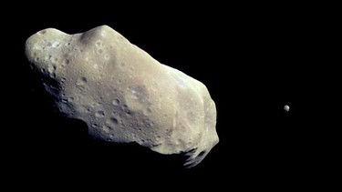 Asteroid Ida mit seinem Mond Dactyl. Es sind etliche Asteroiden bekannt, die mit kleineren Asteroiden ein Zwei- oder gar Dreifachsystem bilden. Dennoch haben Asteroiden meist wenig gemein mit Planeten. | Bild: NASA/JPL