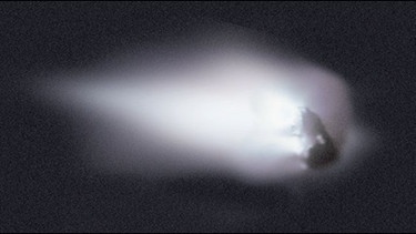 Deutlich sind am Kometenkern von Komet Halley die Jets zu erkennen, aus denen der Schweif entsteht; fotografiert von der europäischen Kometen-Sonde Giotto im Jahr 1986 | Bild: ESA/MPAe Lindau