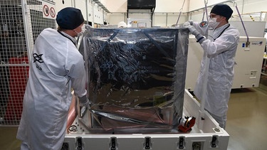 DLR-Mitarbeiter verpacken den Forschungssatelliten "Eu:CROPIS". | Bild: dpa-Bildfunk/Carmen Jaspersen