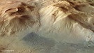 Fließendes Wasser muss diese geologischen Strukturen auf dem Mars gebildet haben: Der rund tausend Kilometer lange Nereidum-Gebirgszug bildet den nördlichen Rand eines gewalten Meteoriteneinschlagkraters, der etwa vier Milliarden Jahre alt ist. An den Berghängen und in den Tälern sind deutliche Fließspuren von Wasser zu erkennen. | Bild: ESA/DLR/FU Berlin, CC BY-SA 3.0 IGO