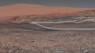 Curiosity, der Mars-Rover der NASA, zeigt uns in einem zusammengefügten Mosaik aus vielen Einzelaufnahmen den Mount Sharp. | Bild: NASA/JPL-Caltech/MSSS