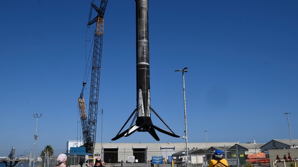 Eine Falcon-9-Rakete wird zurückgebracht: Zwei Tage zuvor hatte die Trägerrakete Starlink-Satelliten ins All befördert. Die Trägerraketen von SpaceX können wiederverwendet werden.  | Bild: picture alliance / ZUMAPRESS.com | Gene Blevins