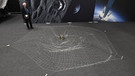 Netz mit Weltraumschrott ausgebreitet auf dem Boden. So soll Weltraumschrott eingefangen werden. | Bild: dpa-Bildfunk/Carmen Jaspersen