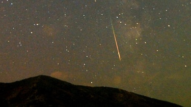 Eine Sternschnuppe aus dem Strom der Perseiden, aufgenommen im Jahr 2010 in der Nähe von Skopje | Bild: picture-alliance/dpa