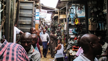Informelle Geschäfte auf dem Markt - Lagos, Oshodi Markt | Bild: bilderfest
