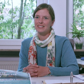 Constanze, Mitarbeiterin im Referat für Umwelt, Energie und Verkehr in Höhenkirchen-Siegertsbrunn in ihrem Büro | Bild: BR