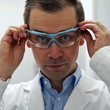 Moritz, Fachexperte für die Produktion von Enzymen bei Roche Diagnostics in Penzberg | Bild: BR