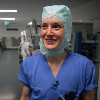 Assistenzärztin Paula macht am Universitätsklinikum Augsburg die Weiterbildung zur Fachärztin für Orthopädie und Unfallchirurgie. | Bild: BR: Nina Högg / Oliver Höpfner