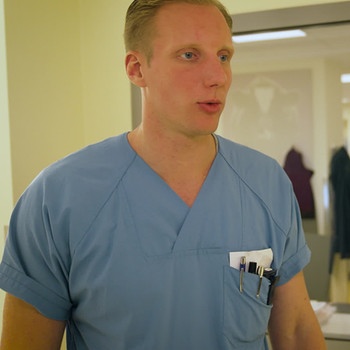 Aike Abeln, Physician Assistant in der interdisziplinären Notaufnahme Klinikum Leer | Bild: BR/Matze Hlous