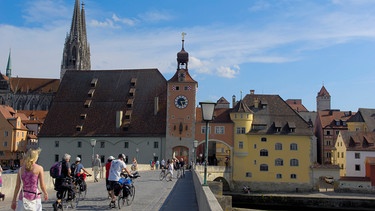 Regensburg, Steinerne Brücke über die Donau, Dom St. Peter, Oberpfalz, Bayern | Bild: picture alliance / imageBROKER | J. Moreno