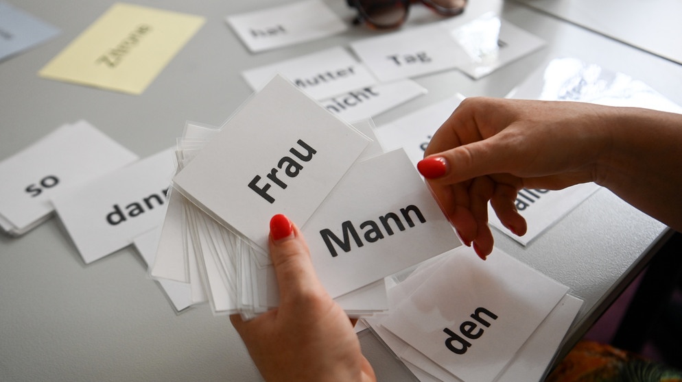 Analphabetismus - dagegen hilft Üben mit Wortkarten, wie es die Frau im Bild macht. | Bild: picture alliance/dpa | Jens Kalaene