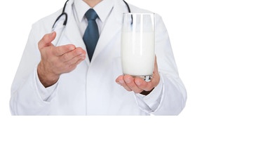 arzt zeigt auf ein Glas Milch. Stimmt es, dass man Antibiotika nicht mit Milch einnehmen sollte? | Bild: imago/Panthermedia