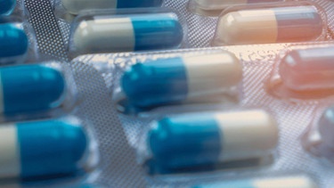 Blauweiße Tabletten in einer Blisterpackung | Bild: imago-images/Panthermedia/Fahroni