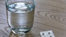Antibiotika - Medizin-Revolution mit Nebenwirkungen - im Bild: Ein Glas mit Wasser, daneben eine angebrochene Tablettenverpackung. | Bild: BR Bild/ Lisa Hinder 