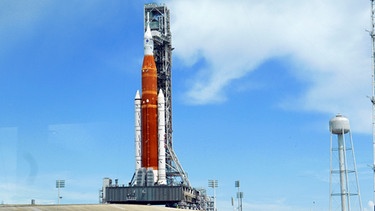 USA, Cape Canaveral: Die Rakete für die Artemis-1-Mission steht auf dem Pad 39B des Kennedy Space Centers zum Start bereit. | Bild: dpa-Bildfunk/John Raoux