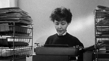 Eine Frau schreibt auf einer Schreibmaschine - s/w-Bild | Bild: Bayerischer Rundfunk 2021