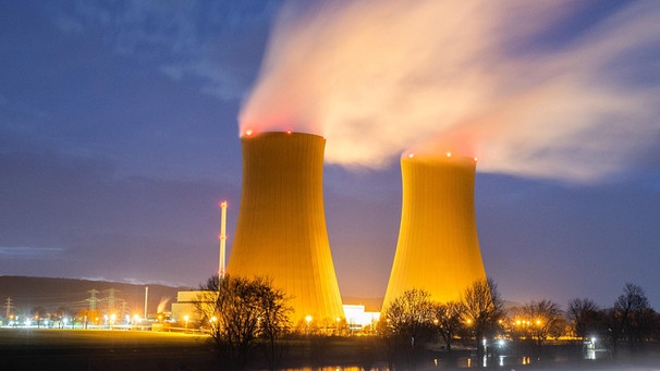 Dampf steigt aus den Kühltürmen des Atomkraftwerks Grohnde auf (Langzeitbelichtung) | Bild: dpa/Julian Stratenschulte
