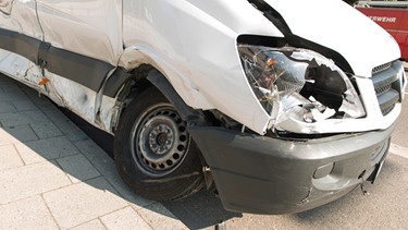 Durch Autounfall zerbrochener Scheinwerfer und Blechschaden | Bild: BR/Christine Meder